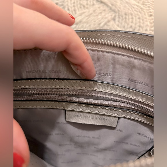Michael Kors tote/crossbody. - Picture 4 of 6
